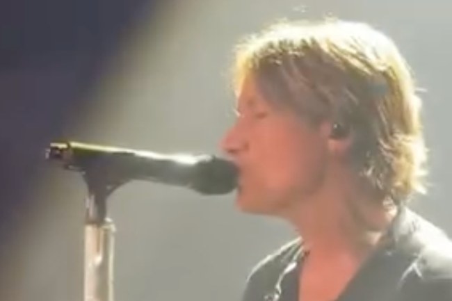 Watch: Keith Urban spielt Pink Pony Club vor Trump in Mar-a-Lago