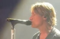 Watch: Keith Urban spielt Pink Pony Club vor Trump in Mar-a-Lago