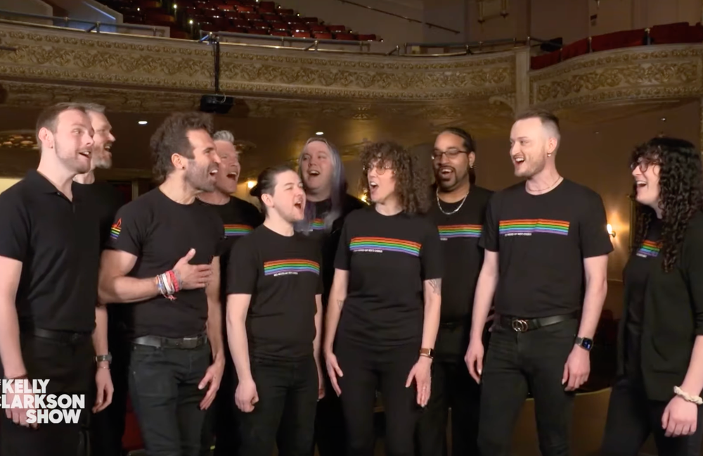 Watch: Kelly Clarkson überrascht einen Gay Men's Chorus