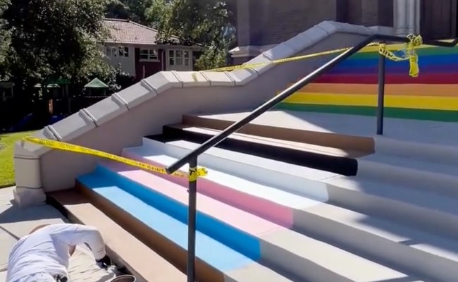 Watch: Kirche malt Treppe in Farben der Progressive Pride Flag an