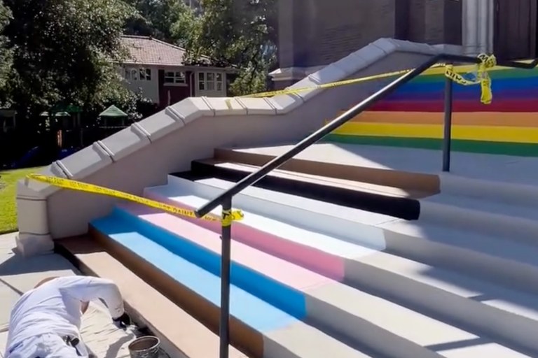 Watch: Kirche malt Treppe in Farben der Progressive Pride Flag an