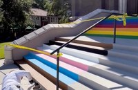 Watch: Kirche malt Treppe in Farben der Progressive Pride Flag an
