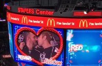 Watch: Kiss Cam bei Hockey Match