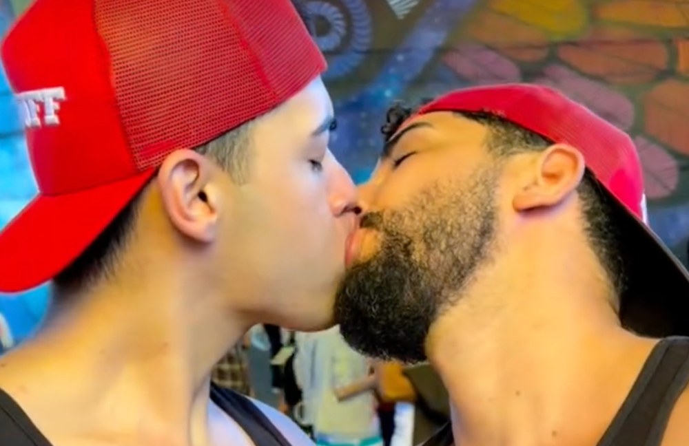 Watch: Kiss-In gegen die Stigmatisierung von HIV