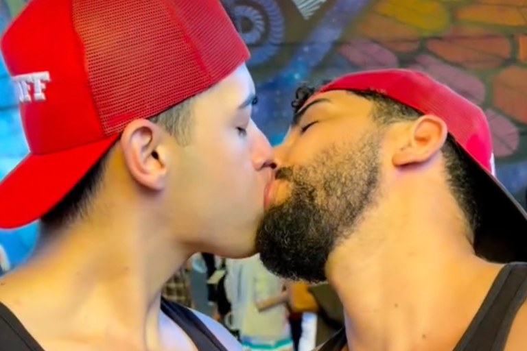 Watch: Kiss-In gegen die Stigmatisierung von HIV