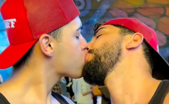 Watch: Kiss-In gegen die Stigmatisierung von HIV