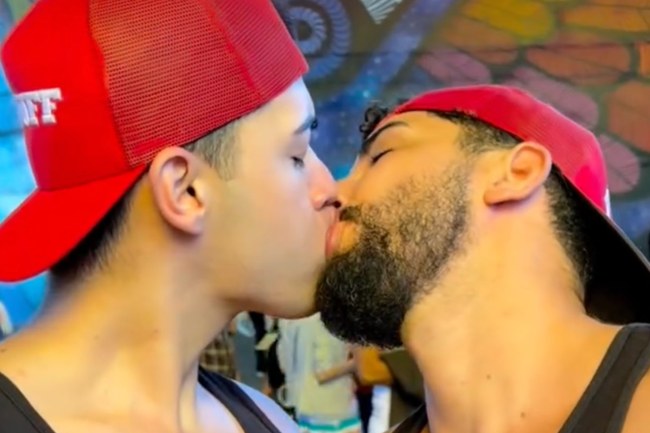 Watch: Kiss-In gegen die Stigmatisierung von HIV