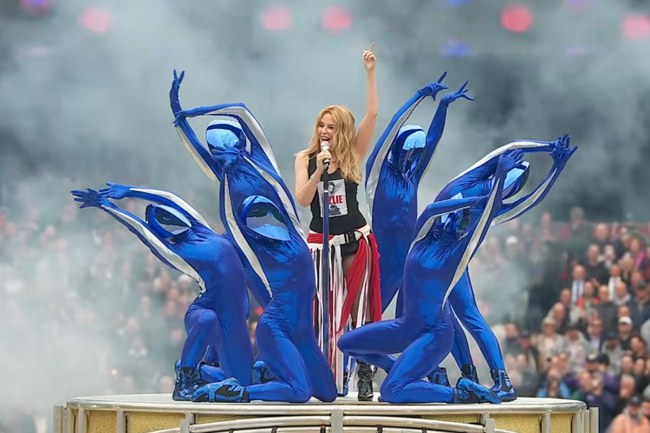 Watch: Kylie rockt das Grand Final bei den Australian Football League