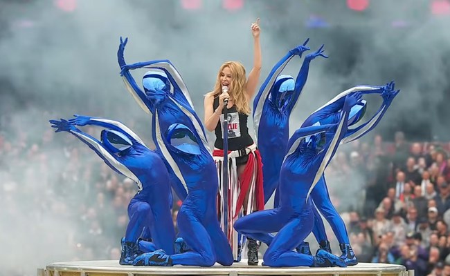 Watch: Kylie rockt das Grand Final bei den Australian Football League