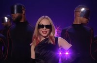 Watch: Kylie stellt neue Single erstmals Live vor