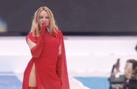 Watch: Kylie überrascht mit Performance am Summertime Ball