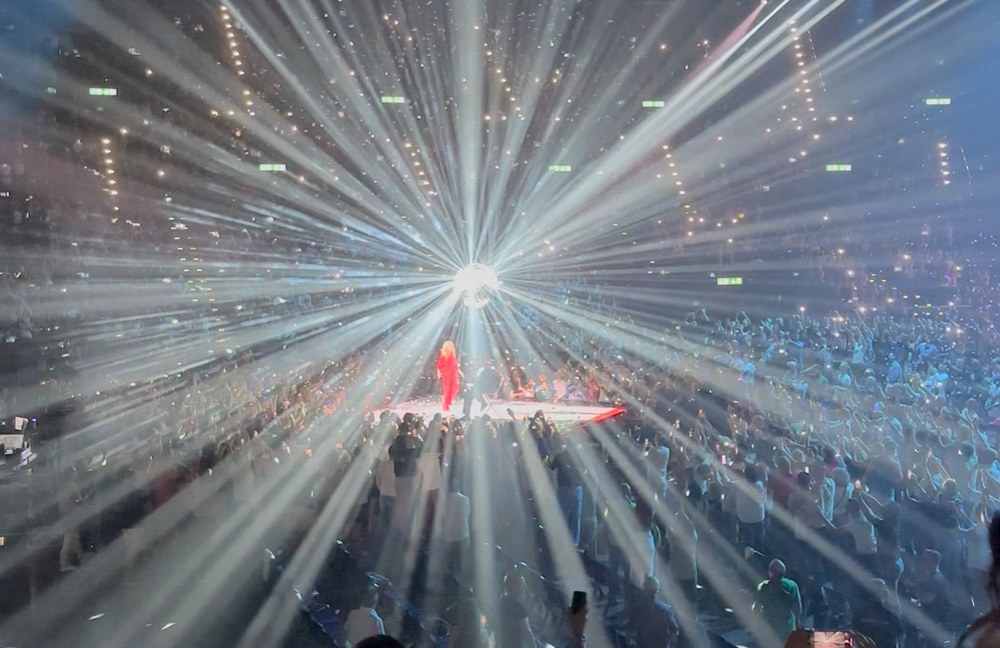 Watch: Kylie verlängert den Pride Month im Zürcher Hallenstadion