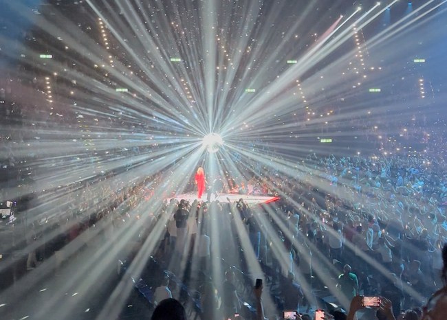 Watch: Kylie verlängert den Pride Month im Zürcher Hallenstadion