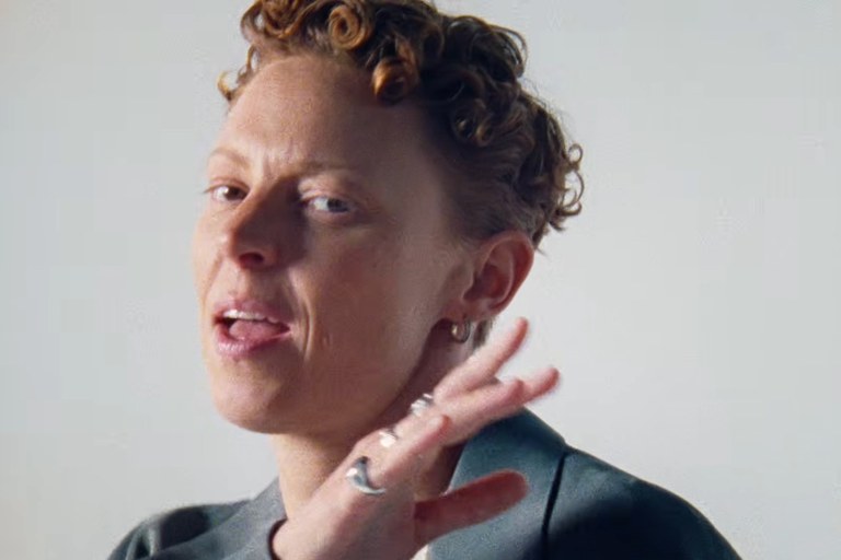 Watch: La Roux meldet sich musikalisch zurück