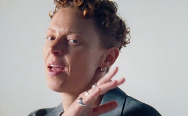 Watch: La Roux meldet sich musikalisch zurück