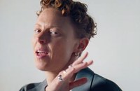 Watch: La Roux meldet sich musikalisch zurück