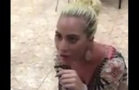 Watch: Lady Gaga besucht Pflegeheim für Kinder
