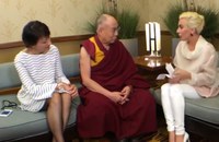 Watch: Lady Gaga interviewt den Dalai Lama