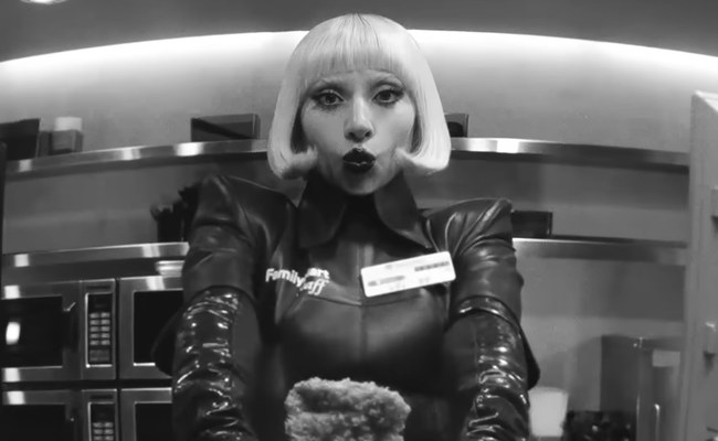 Watch: Lady Gaga macht japanische Werbung zum Kunstwerk