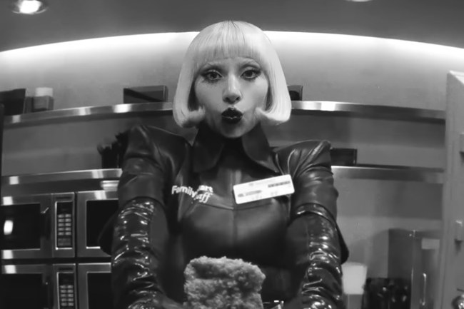 Watch: Lady Gaga macht japanische Werbung zum Kunstwerk