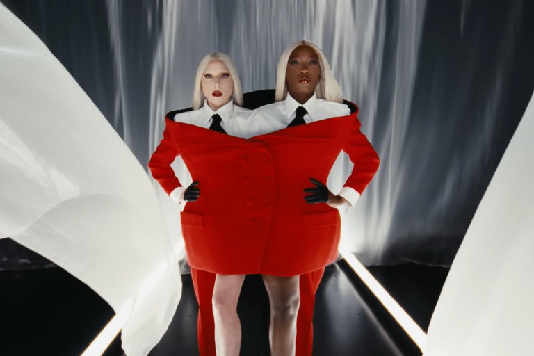 Watch: Lady Gaga und Doechii erobern zusammen den Runway
