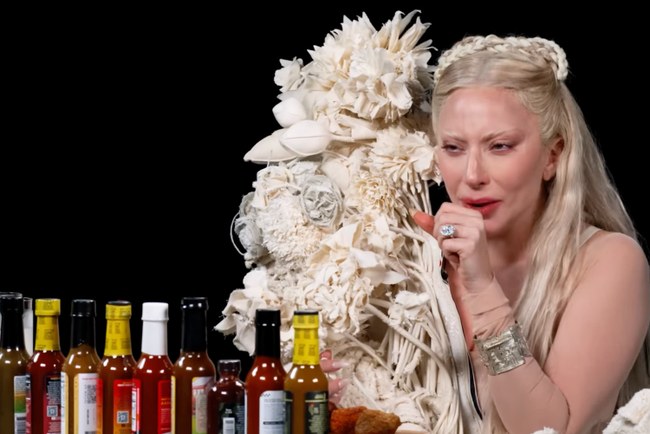 Watch: Lady Gaga wird bei Hot Ones so richtig eingeheizt