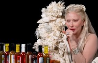 Watch: Lady Gaga wird bei Hot Ones so richtig eingeheizt