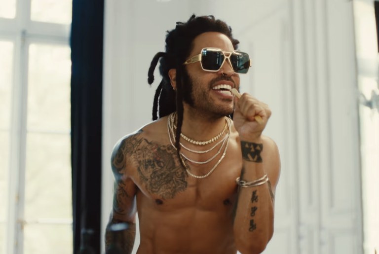 Watch: Lenny Kravitz - 59 und durchtrainierter denn je