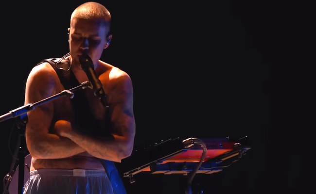 Watch: LGBTI+ als Gewinner:innen, eine Cher mit eigenen Regeln und Bieber in Boxershorts