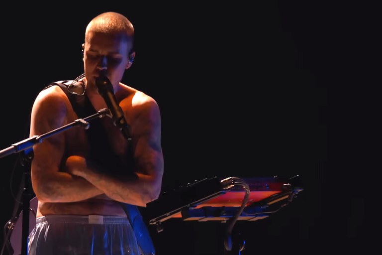 Watch: LGBTI+ als Gewinner:innen, eine Cher mit eigenen Regeln und Bieber in Boxershorts