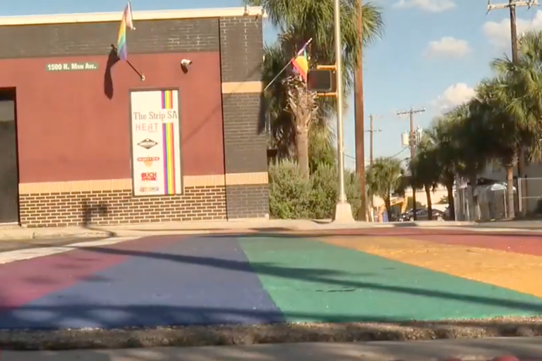 Watch: LGBTI+ Community will Regenbogen-Fussgängerstreifen in San Antonio verteidigen