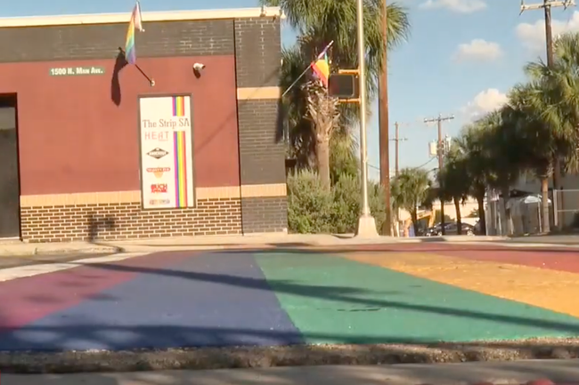 Watch: LGBTI+ Community will Regenbogen-Fussgängerstreifen in San Antonio verteidigen