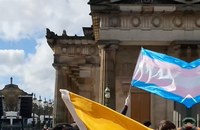 Watch: LGBTI+ feindliche Demo wurde von queerer Party zum Schweigen gebracht