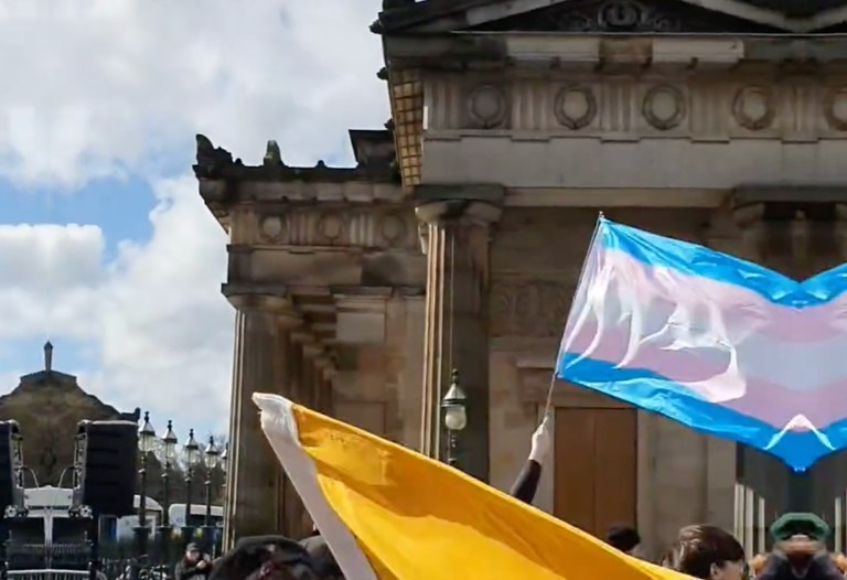 Watch: LGBTI+ feindliche Demo wurde von queerer Party zum Schweigen gebracht