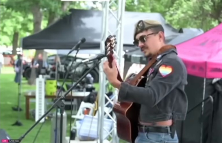 Watch: LGBTI+ Musiker schaffts auf die Bühne des Hetero Awesome Festivals