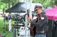 Watch: LGBTI+ Musiker schaffts auf die Bühne des Hetero Awesome Festivals