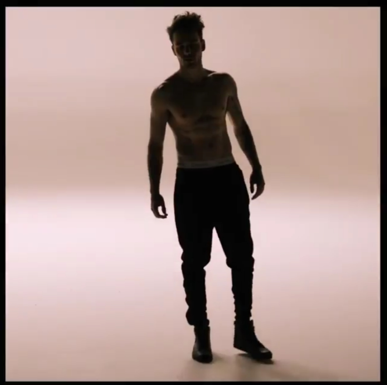 Watch Liam Payne goes shirtless — GAY.CH · Alles bleibt anders!