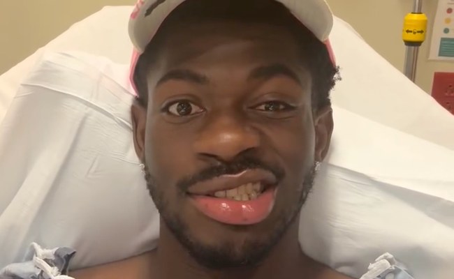 Watch: Lil Nas X meldet sich aus Spitalbett