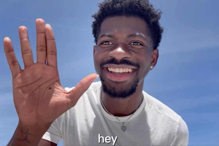 Watch: Lil Nas X meldet sich nach der Rehab bei seinen Fans zurück