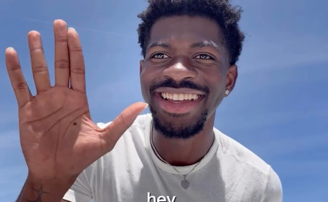 Watch: Lil Nas X meldet sich nach der Rehab bei seinen Fans zurück