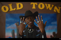 Watch: Lil Nas X wird erster schwuler Country Music Award-Gewinner