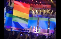 Watch: Little Mix performen vor Regenbogenfahnen in Dubai