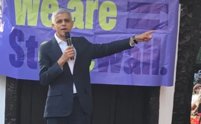 Watch: Londons Bürgermeister konfrontiert Zwischenrufer an Mahnwache für Berlin