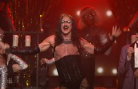 Watch: Luke Evans als Frank-N-Furter in The Rocky Horror Show