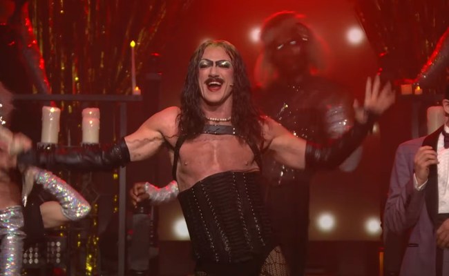 Watch: Luke Evans als Frank-N-Furter in The Rocky Horror Show