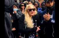 Watch: Madonna an Demo und die Village People wehren sich gegen Trump