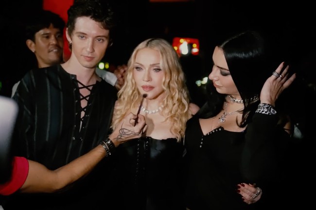 Watch: Madonna lässt Dich hinter die Kulissen der MTV VMAs blicken...