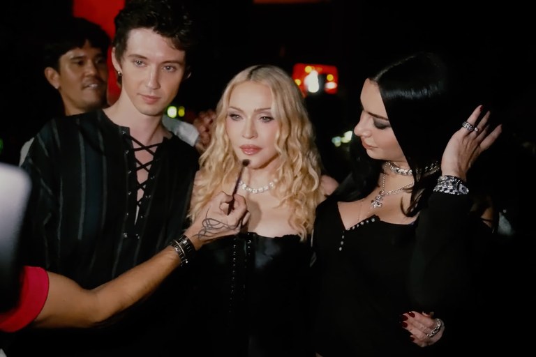 Watch: Madonna lässt Dich hinter die Kulissen der MTV VMAs blicken...