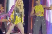 Watch: Madonna tanzt zum Remix-Album-Release mit Sohn auf der Bühne