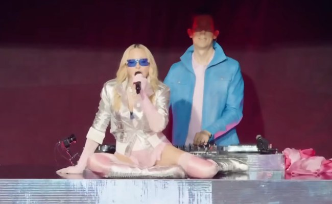 Watch: Madonna überrascht mit einem Surprise Gig am New Yorker Times Square